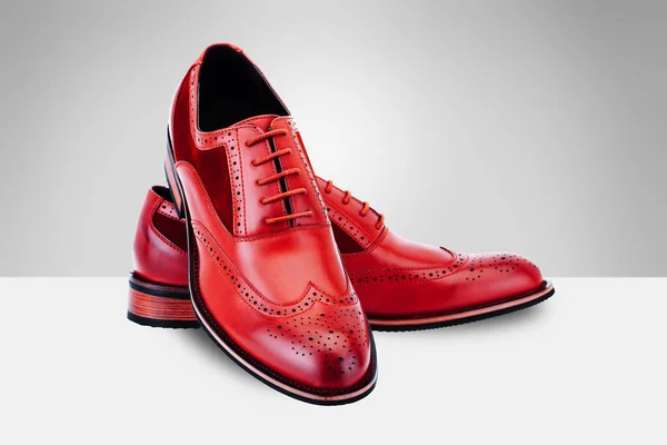Zapatos Rojos Para Hombre Sobre Fondo Partido —  Fotos de Stock