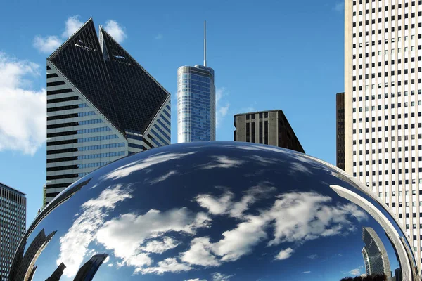 Cloud Gate Chicago binaların yansıması ile