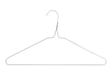 Gümüş renkli tel elbise askısı beyaz bir arka plan üzerinde izole