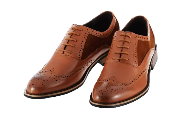 Par de zapatos de hombre de cuero marrón brogues sobre un fondo blanco —  Fotos de Stock