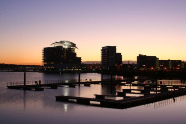 Cardiff Bay Cardiff Caerdydd Galler Ingiltere Dusk gece günbatımı