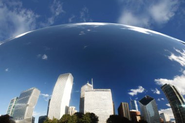Cloud Gate Chicago binaların yansıması ile