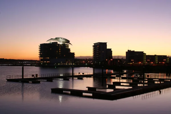 Cardiff Bay Cardiff Caerdydd Galles IT Crepuscolo Tramonto notturno — Foto Stock