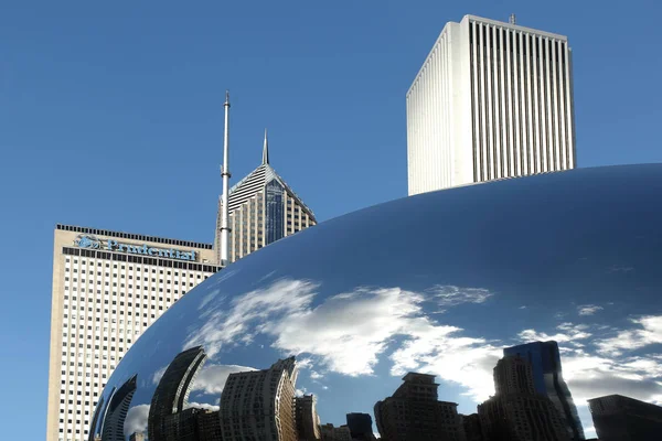클라우드 게이트 시카고 건물의 반사와 — 스톡 사진