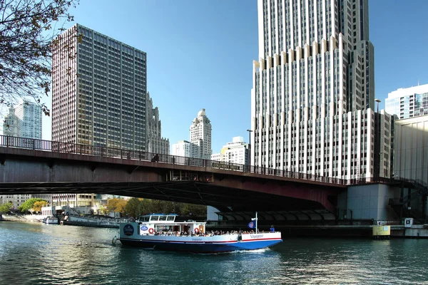 관광 보트를 타고 있는 시카고와 강 — 스톡 사진