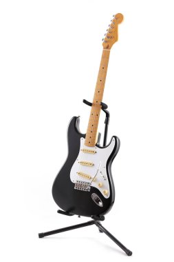 Vintage siyah ve beyaz Elektrikli gitar üzerinde bir stand üzerinde izole w