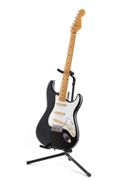 Vintage siyah ve beyaz Elektrikli gitar üzerinde bir stand üzerinde izole w