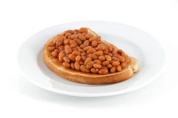 Een plaat van bonen op toast geïsoleerd op wit — Stockfoto