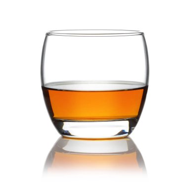 Beyaz izole yuvarlak bir bardak Scotch
