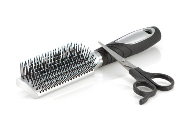 Saç fırçası ve makas beyaz izole