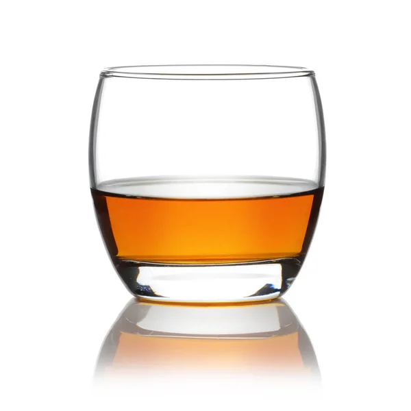Scotch in un bicchiere rotondo isolato su bianco — Foto Stock