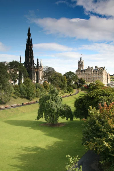 Edinburgh Princes Street Gardens Scott Memorial — стокове фото