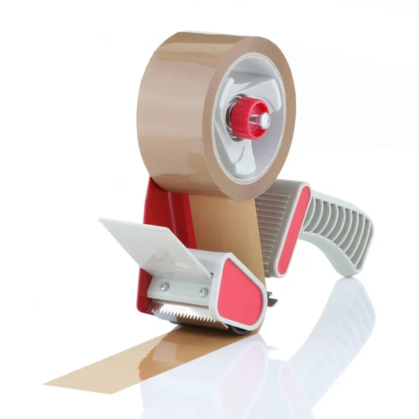 Distribuidor de fita de pacote com rolo marrom de fita no fundo branco — Fotografia de Stock
