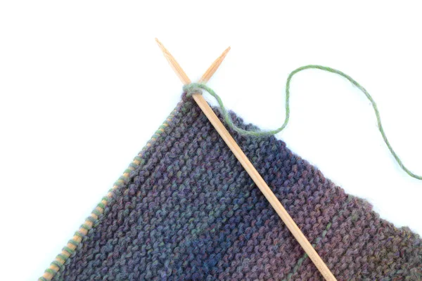 白い背景に編み物と編物の針 — ストック写真