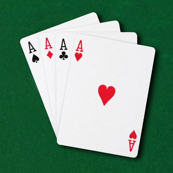 Cuatro ases en el concepto de negocio de manos ganadoras de póquer de mesa verde —  Fotos de Stock