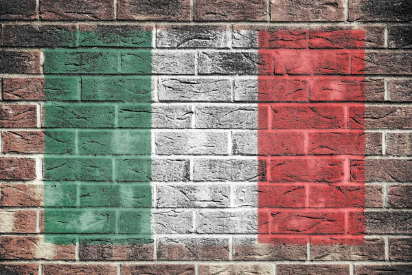 レンガの壁の背景に描かれたイタリア国旗 — ストック写真