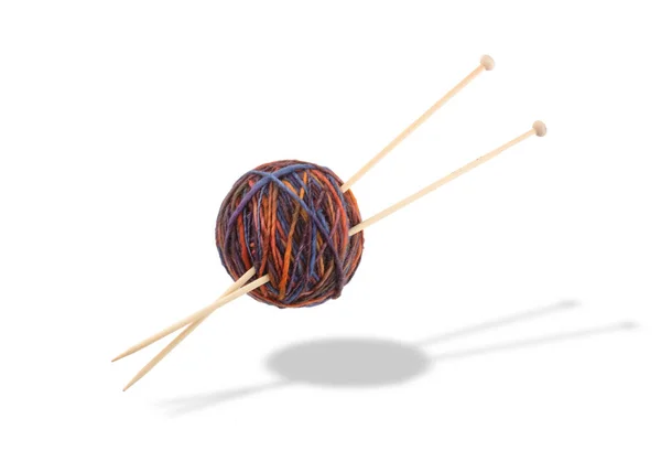 Agujas de punto y bola de hilo de lana con sombra — Foto de Stock