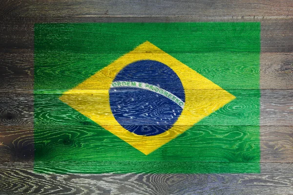 素朴な古い木の表面の背景にブラジルの旗ヴェルデ・エ・アマレラ — ストック写真