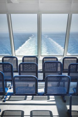 Oturma ve doğuya doğru Boğazı nın Gürcistan üzerinden bir M.ö. Feribotlar gemi dan enroute Tswwassen Vancouver Adası, British Columbia, Kanada için kapalı sundeck görüntülemek.