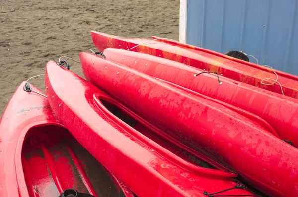 Vacía Kayaks Recreativos Plástico Rojo Para Alquilar Alquilar Almacenados Playa —  Fotos de Stock