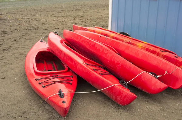 Empty Red Plastic Recreational Kayaks Rent Hire Stored Sandy Beach — Stock Photo, Image