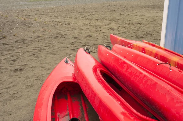 Vacía Kayaks Recreativos Plástico Rojo Para Alquilar Alquilar Almacenados Playa —  Fotos de Stock