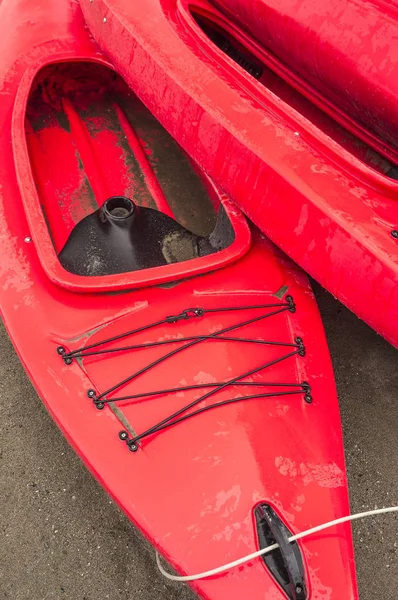 Empty Red Plastic Recreational Kayaks Rent Hire Stored Sandy Beach — Stock Photo, Image