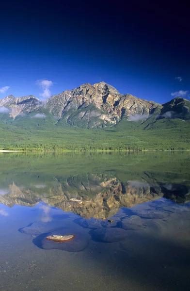 Montaña Pirámide por la mañana temprano . — Foto de Stock