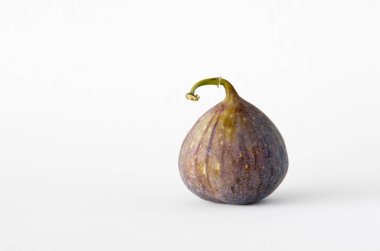 Beyaz bir arka plan üzerinde tek taze incir.