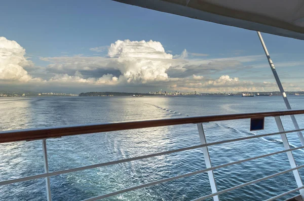 English Bay, Vancouver, Colúmbia Britânica, Canadá a partir do convés de navios de cruzeiro . — Fotografia de Stock