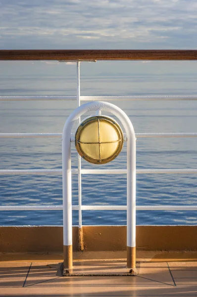Морський білий відкритий палубний ліхтар з латунним металевим приладдям на борту круїзного корабля . — стокове фото