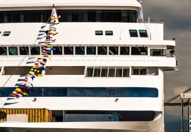 Vancouver, Kanada - 12 Eylül 2018: Yedi Denizlerin Mariner bayraklarda giyinmiş.