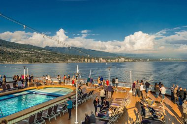 Vancouver, Kanada - 12 Eylül 2018: Cruise gemisi yolcuları Volendam.