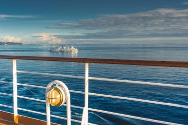 Pirinç metal gemiye uygun ışıkla deniz güverte gemisi geç öğleden sonra ışık, boğazı of Georgia, British Columbia, Kanada. M.ö. Feribotlar gemi Cowichan Kraliçe içinde iskele tarafına geçiyor