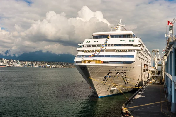 Vancouver, Canada - 12 settembre 2018: Nave da crociera Seven Seas Mariner, in porto . — Foto Stock