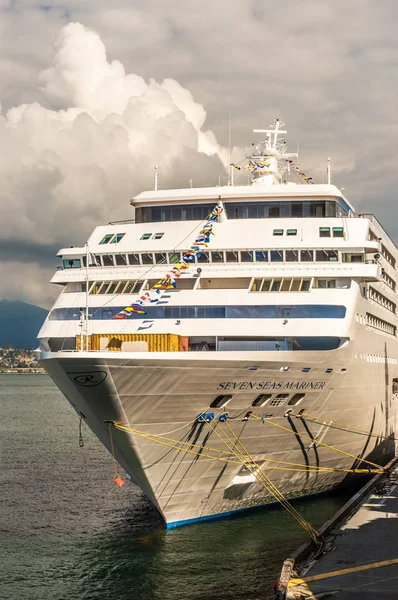 Ванкувер, Канада - 12 сентября 2018 года: Круизное судно Seven Seas Mariner, в порту . — стоковое фото