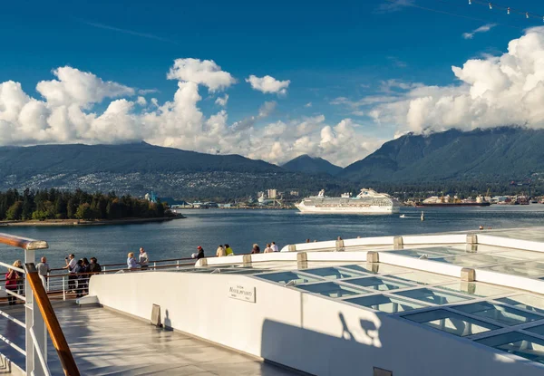 Vancouver, Canadá - 12 de septiembre de 2018: Los pasajeros de cruceros disfrutan de la vista . — Foto de Stock