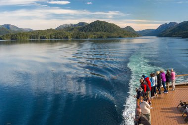 Principe kanal, Bc, Kanada - 13 Eylül 2018: iç geçiş güzel sahne boyunca British Columbia Pacific Coast'ile ilgilenen kruvaziyer gemi yolcu.