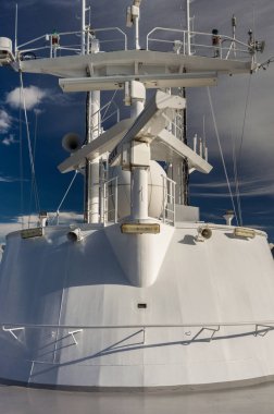 Inside Passage, Bc, Kanada - 13 Eylül 2018: Elektronik seyir cihazları ve radar mast kule gemisi üzerinde anten.