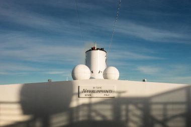 Inside Passage, Bc, Kanada - 13 Eylül 2018: Magrodome çatı, anten ve huni gemisi açık görünümü.