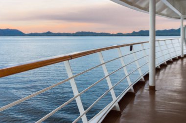 Cruise gemi veranda okyanustan erken akşam kıç görünümünü.