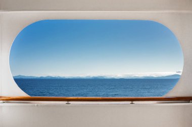 Crusie gemi pencereden Kraliçe Charlotte ses, Bc, Kanada genelinde Doğu görünümü.