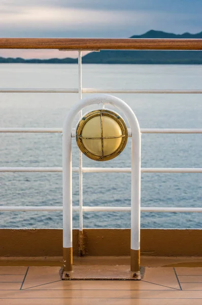 Tengeri cruise hajó fedélzeti világítás fém- és sárgaréz külső lámpatest. — Stock Fotó