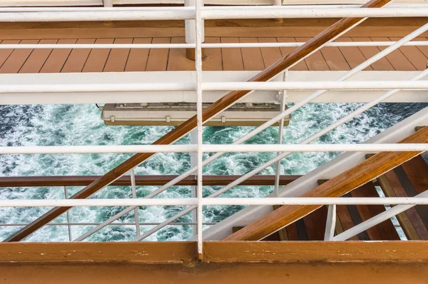 Деталь внешней лестницы и палубы, корма круизного судна . — стоковое фото