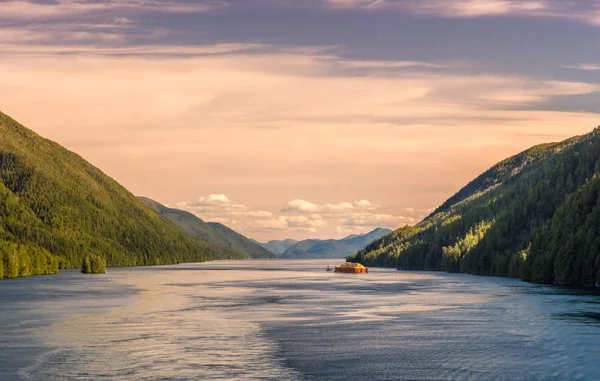 Pacifische kust sleepboot trekken barge, Principe kanaal, British Columbia, Canada. — Stockfoto