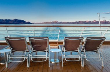 Dizi boş plastik cruise gemi güverte şezlong erken sabah, Alaska, ABD.