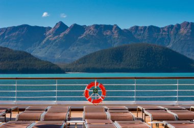 Boş cruise gemi şezlong ve hayat yüzük, Lido Güvertesi. Alaska, ABD.