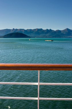 Mavna güneşli bir günde çekerek römorkör. Gastineau kanal, Juneau, Alaska, ABD.