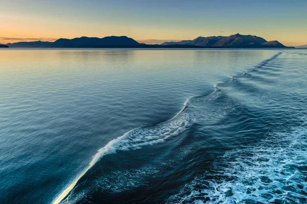 Schöne Morgenlicht und Wasser Wellen von Schiffen aufwachen, alaska, usa. — Stockfoto