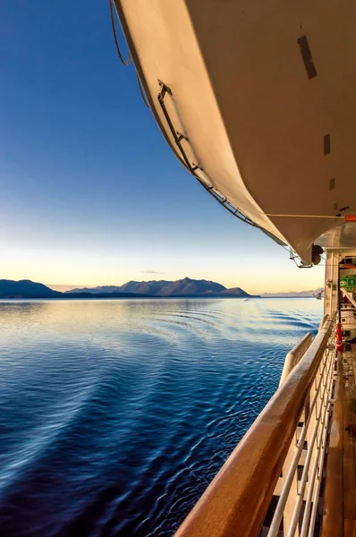 Luz da manhã bonita e navios de cruzeiro Ondas de onda a estibordo, Alasca, EUA . — Fotografia de Stock